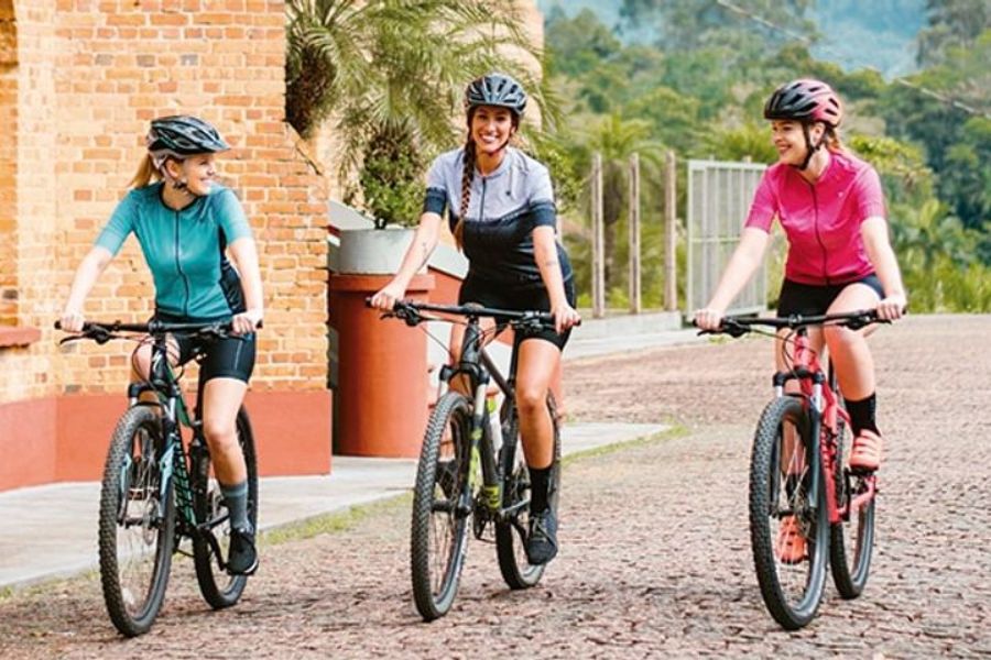 benefícios de andar de bicicleta para o corpo feminino